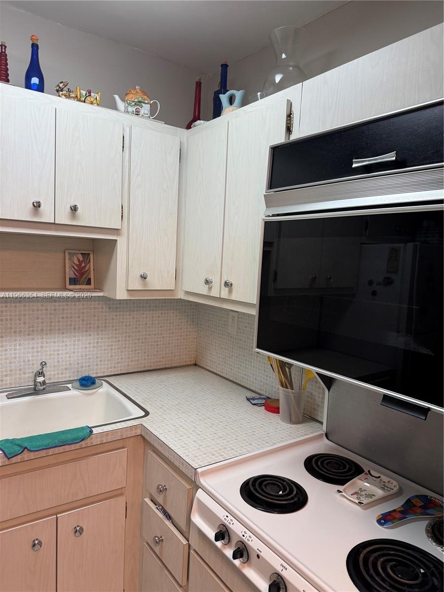 2899 Collins Avenue 936 Property Photo 29