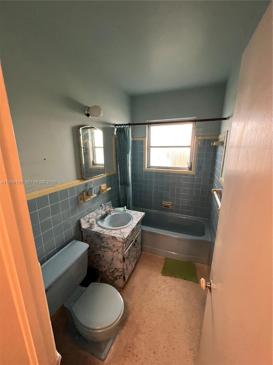 812 Columbus Boulevard Property Photo 8
