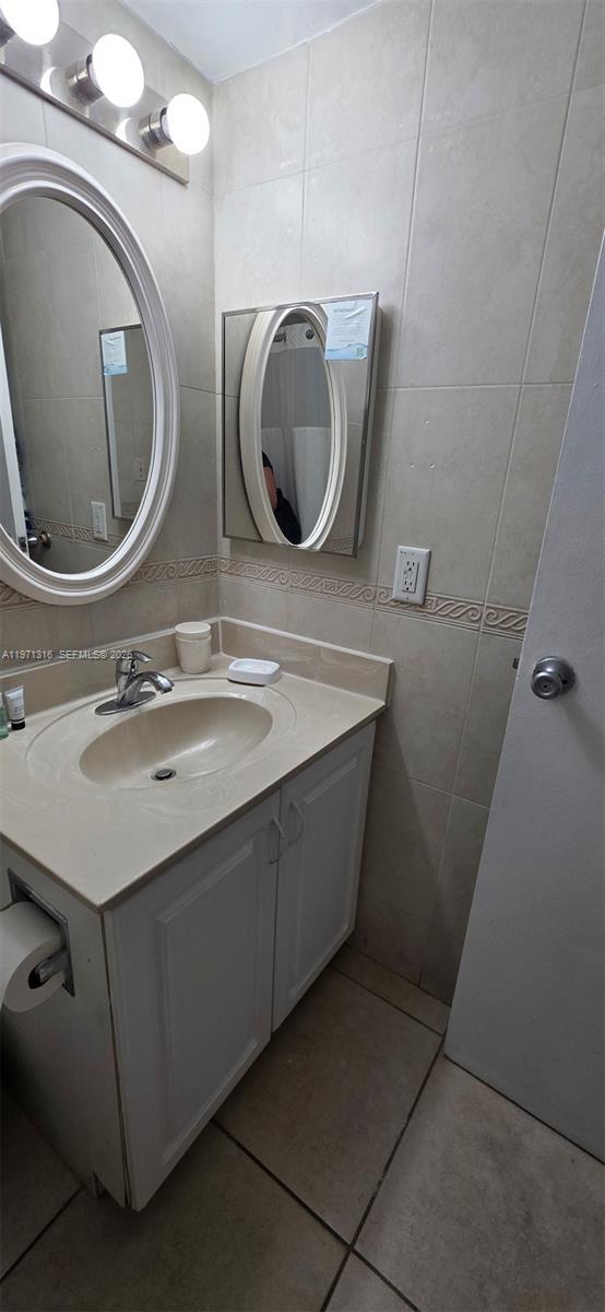 19201 Collins Avenue 1011 Property Photo 8