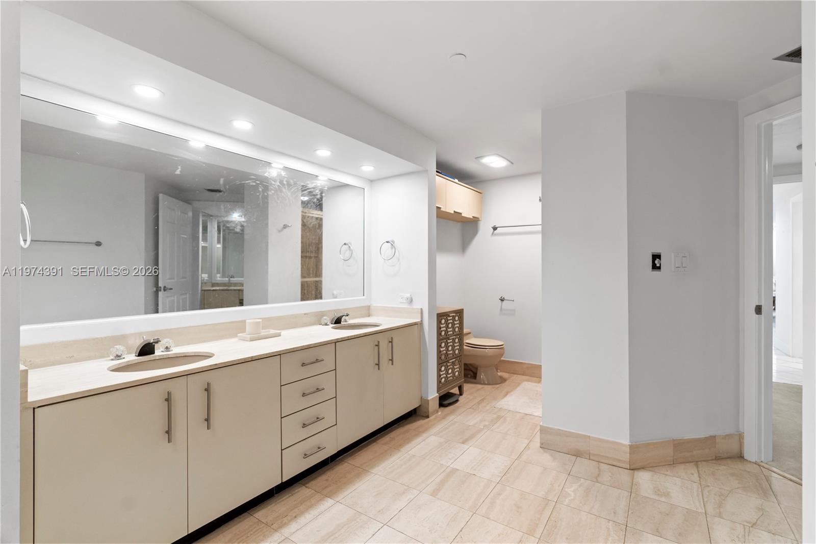 20191 E Country Club Drive 407 Property Photo 24