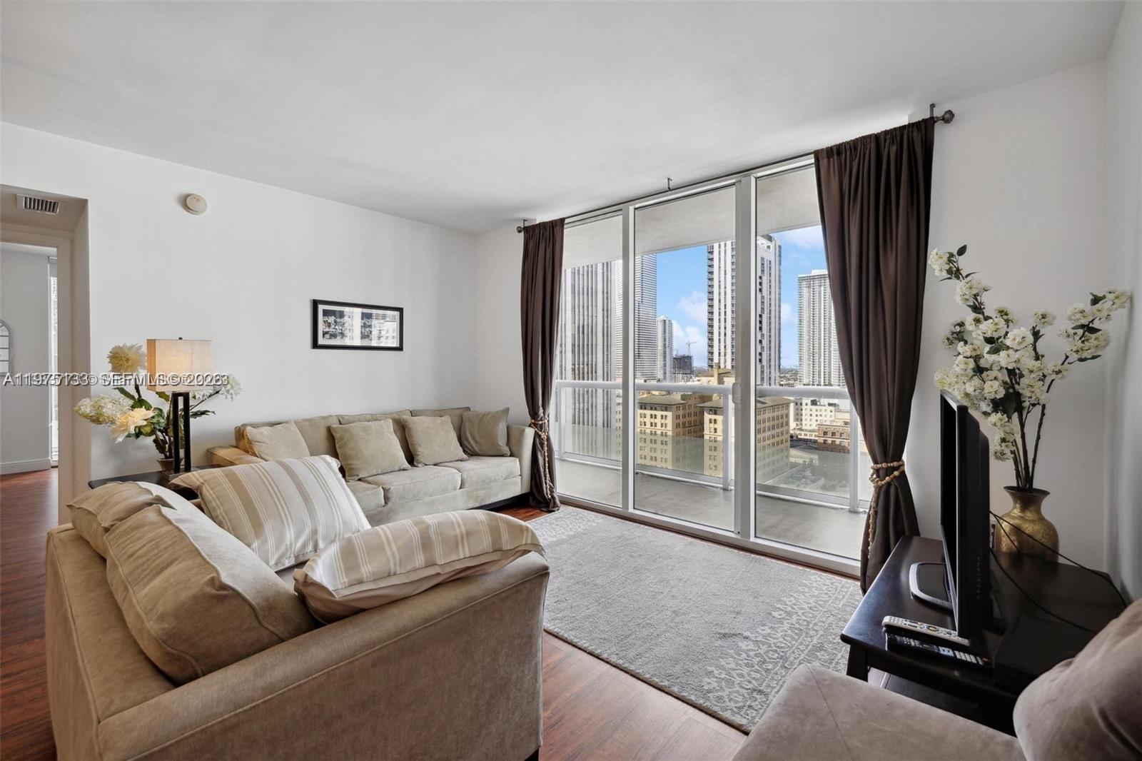 50 Biscayne Boulevard 2111 Property Photo 3