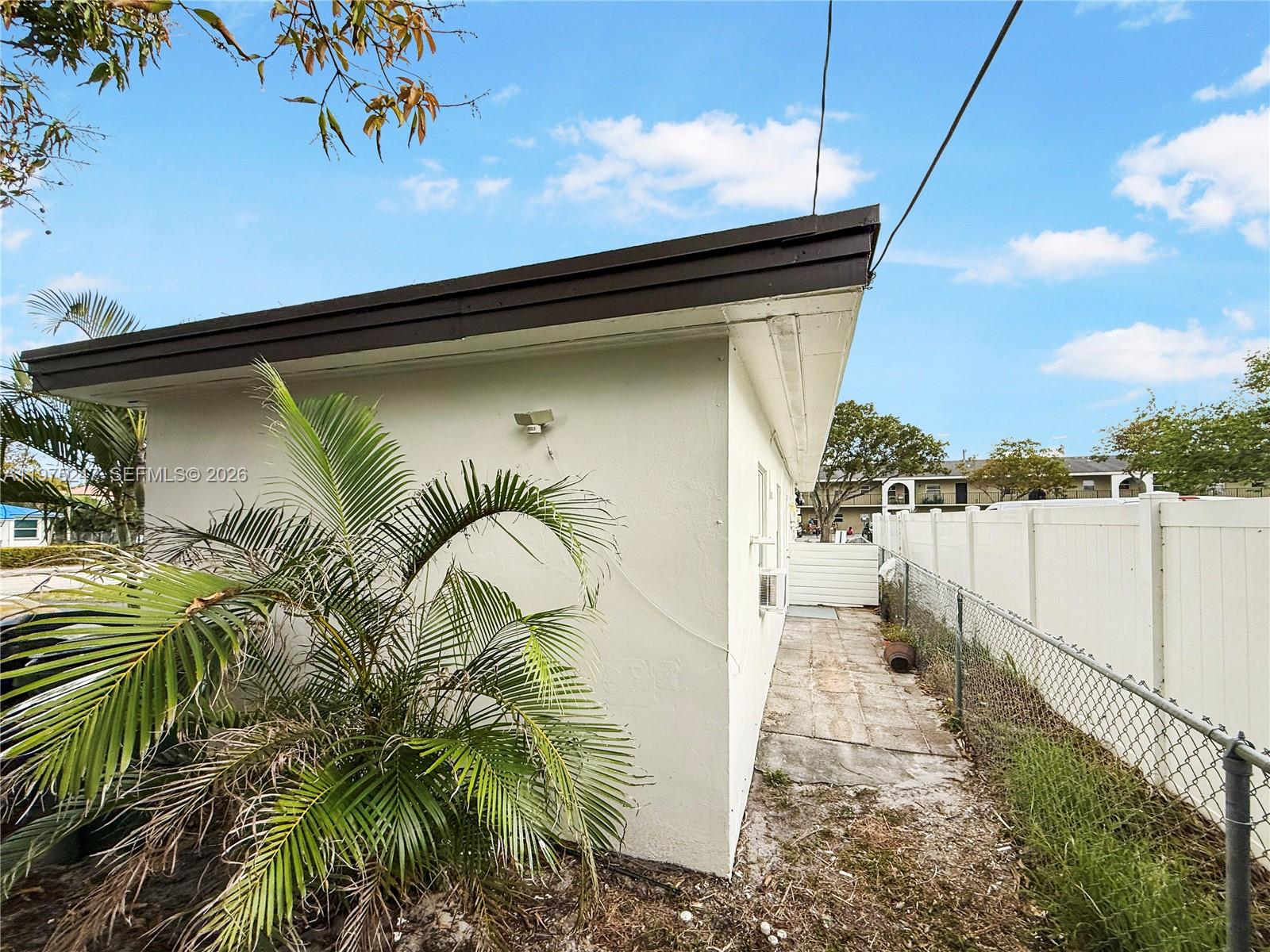 1625 S Federal Highway Property Photo 9