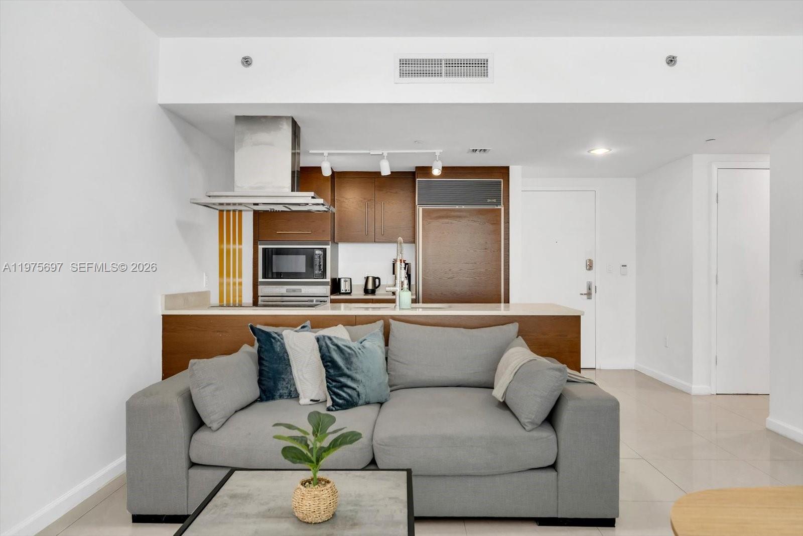 485 Brickell Avenue 1807 Property Photo 2