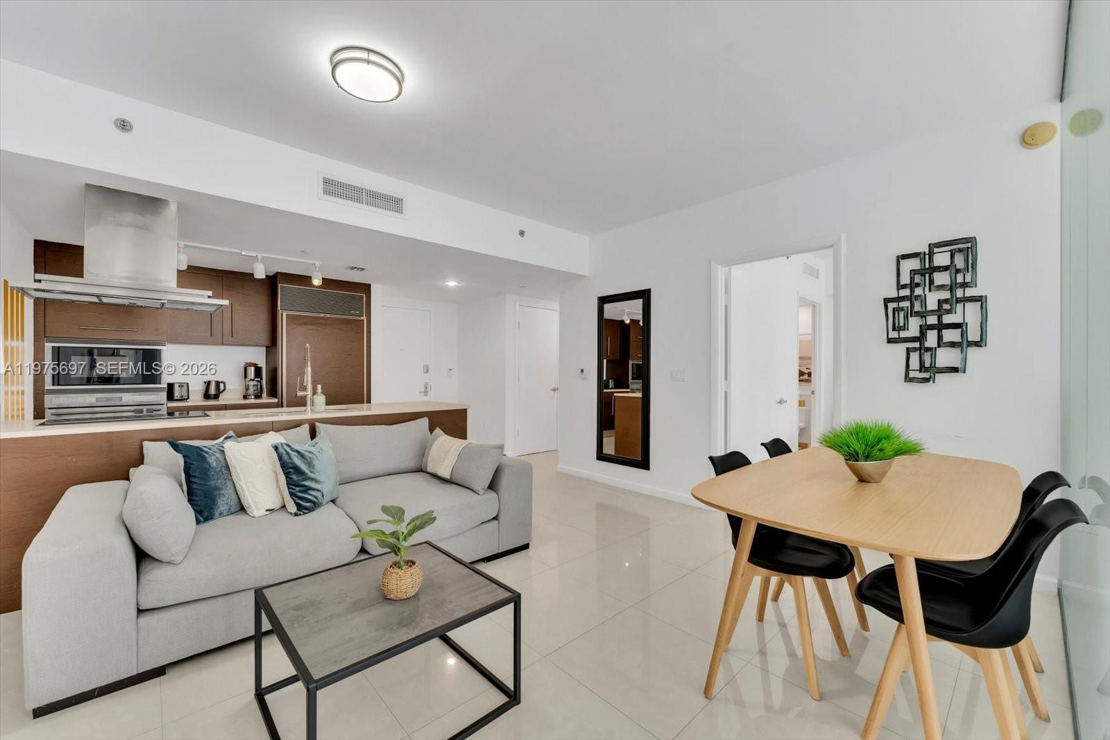 485 Brickell Avenue 1807 Property Photo 3