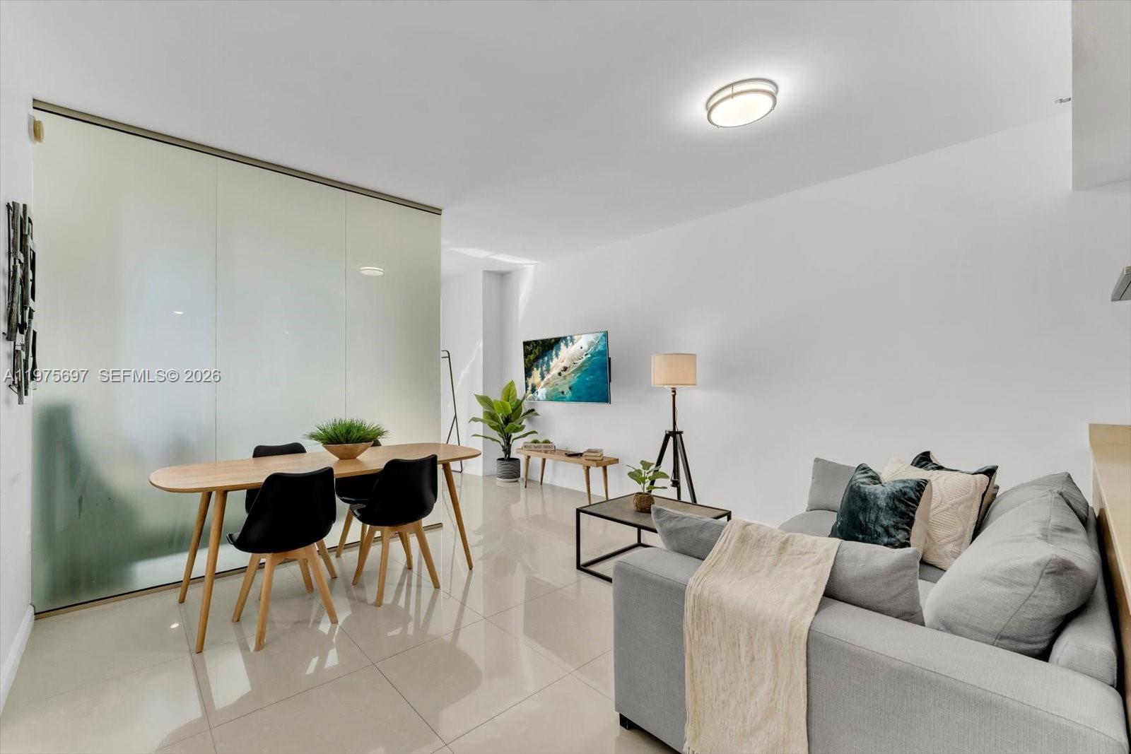 485 Brickell Avenue 1807 Property Photo 4