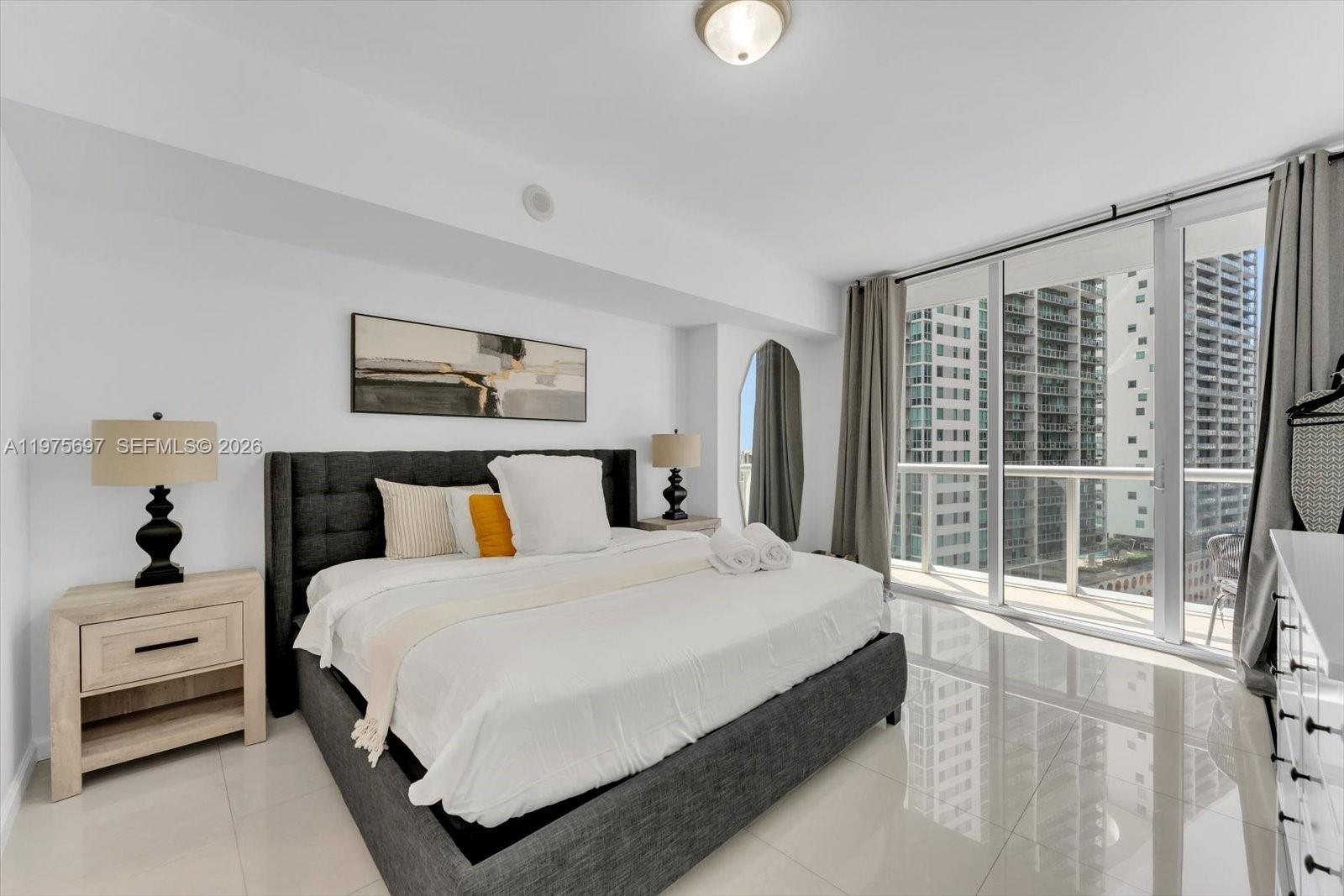 485 Brickell Avenue 1807 Property Photo 6