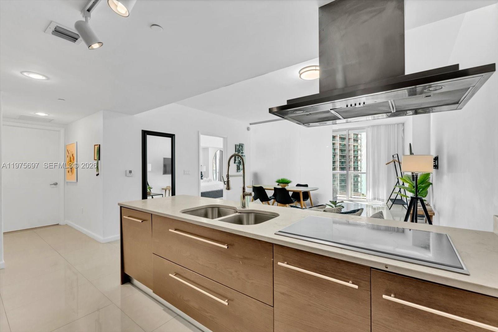485 Brickell Avenue 1807 Property Photo 8