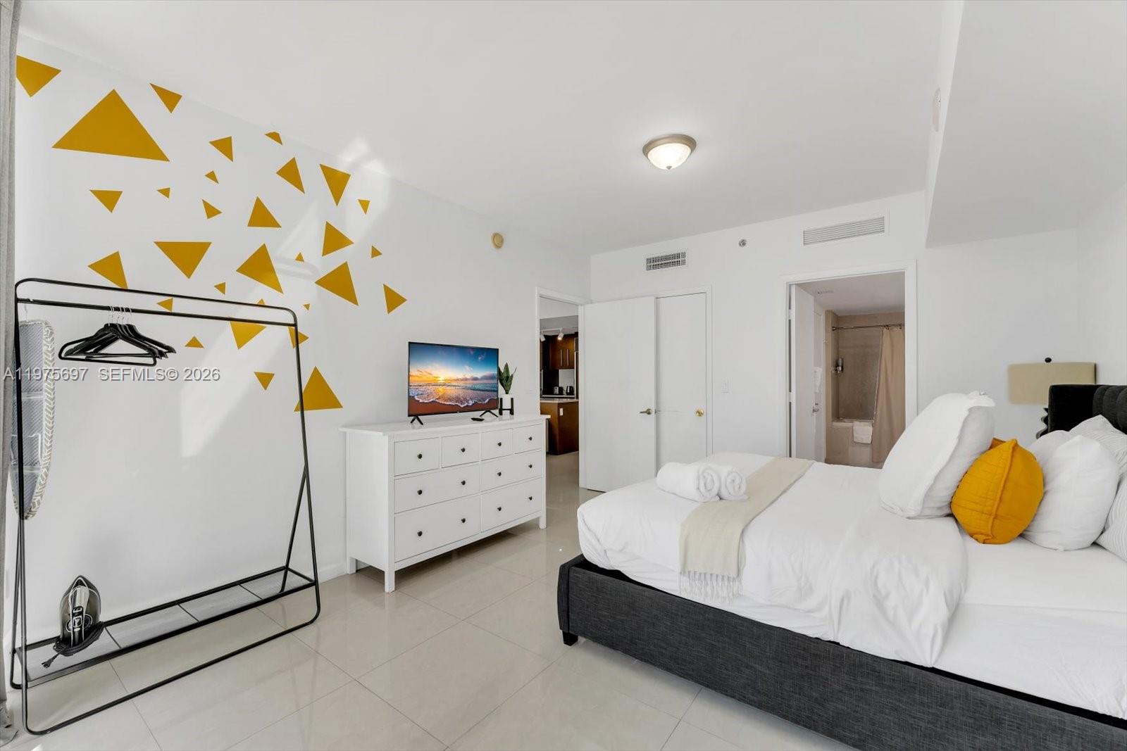 485 Brickell Avenue 1807 Property Photo 11