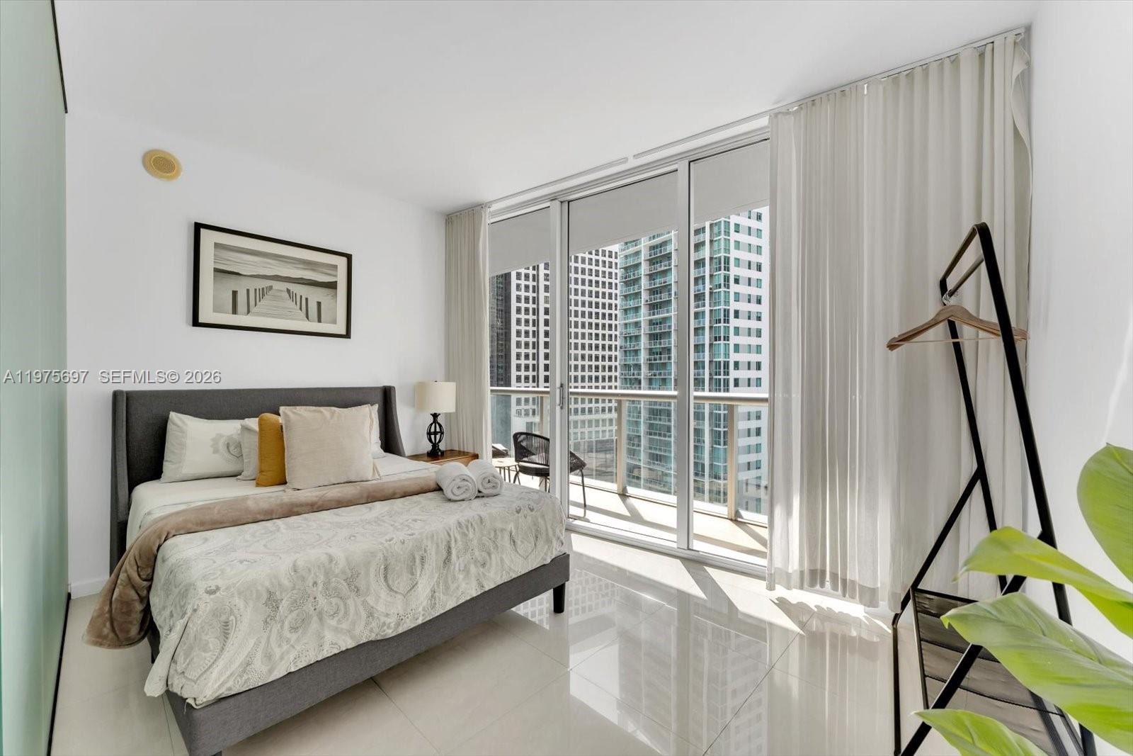 485 Brickell Avenue 1807 Property Photo 15