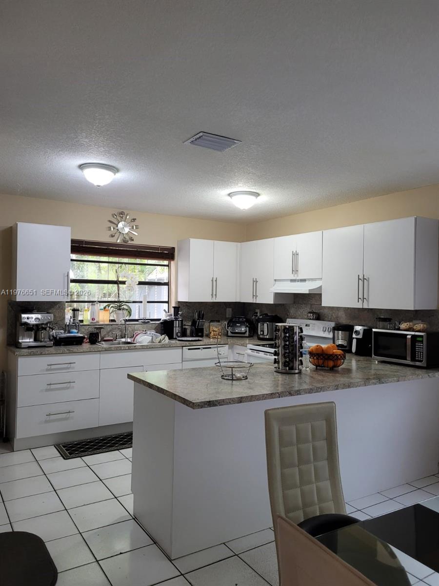 10932 Sw 25th Street Property Photo 6