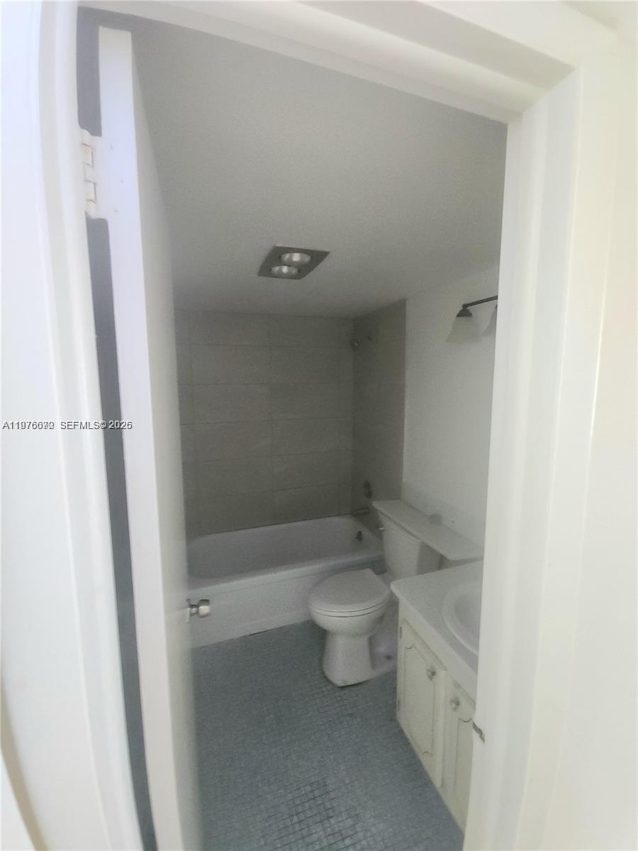 36 Windsor B Property Photo 7