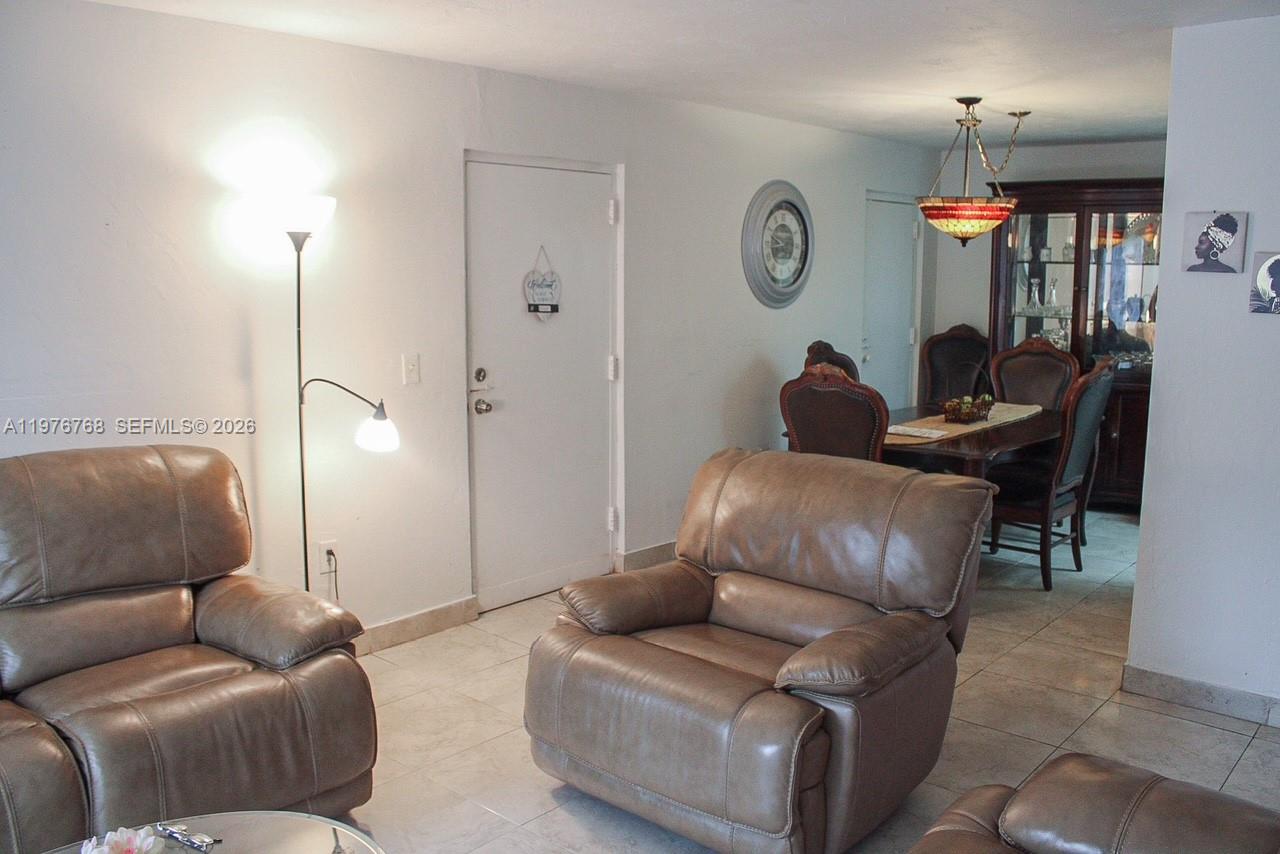 10818 N Kendall Drive R25 Property Photo 5