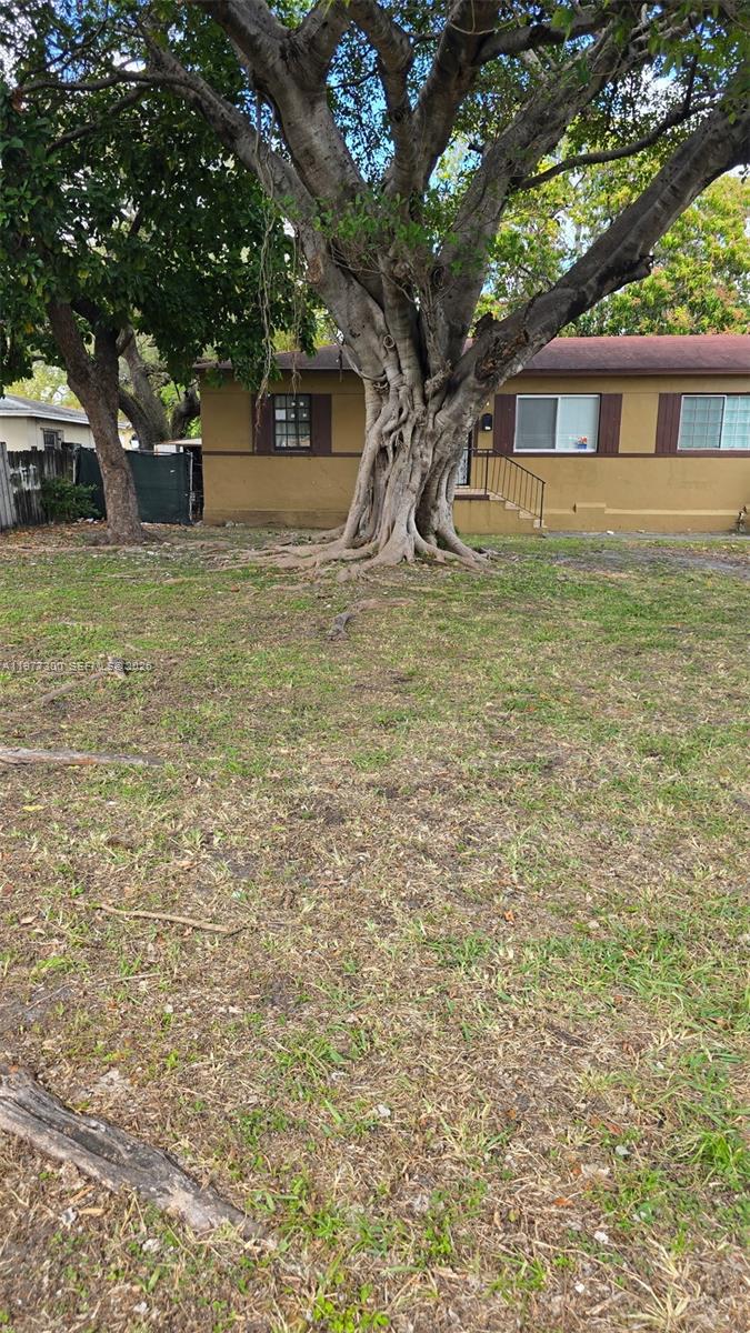 6910 Nw 5th Place Property Photo 3