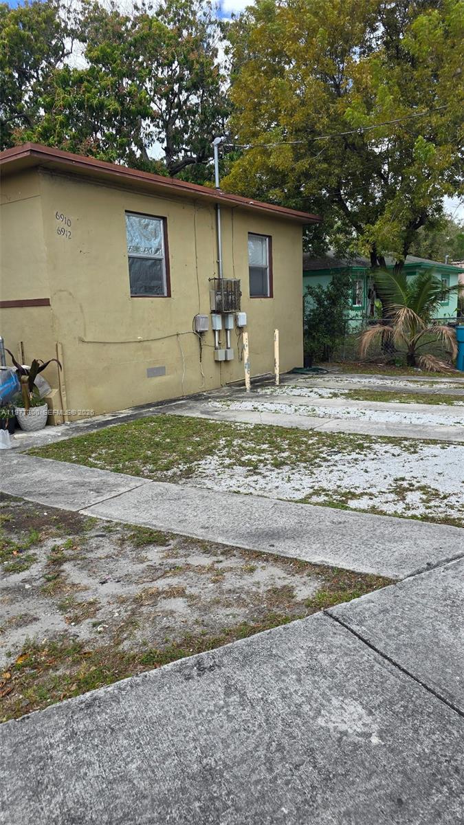 6910 Nw 5th Place Property Photo 9