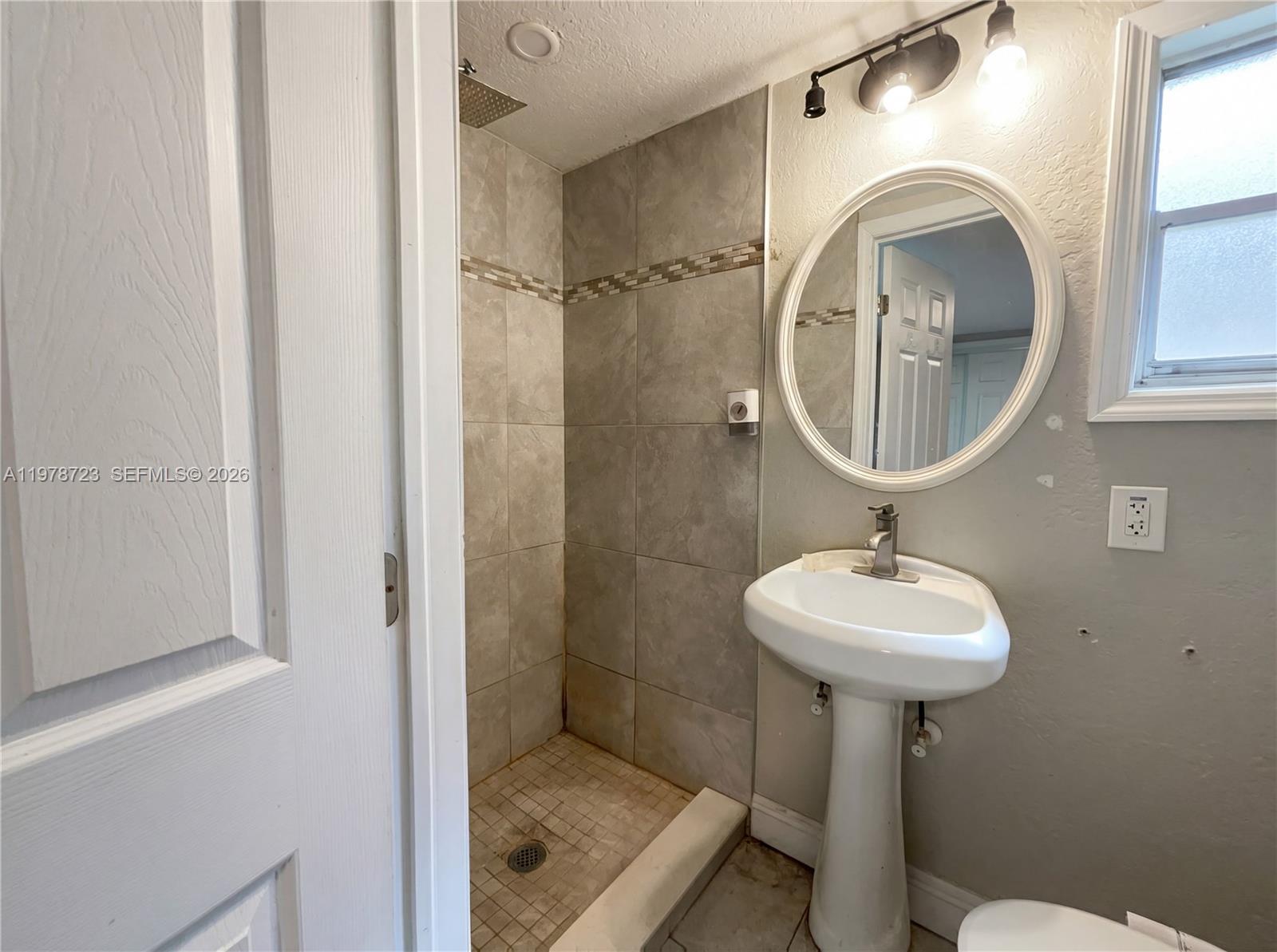 244 S Rhodes Property Photo 16