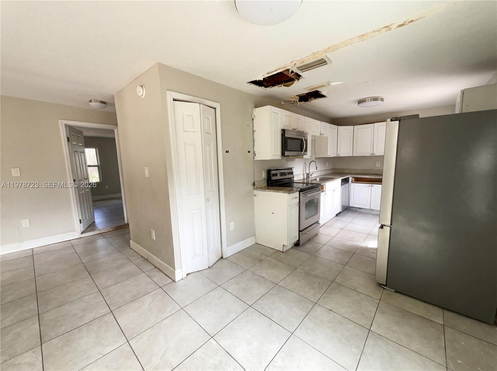 244 S Rhodes Property Photo 17