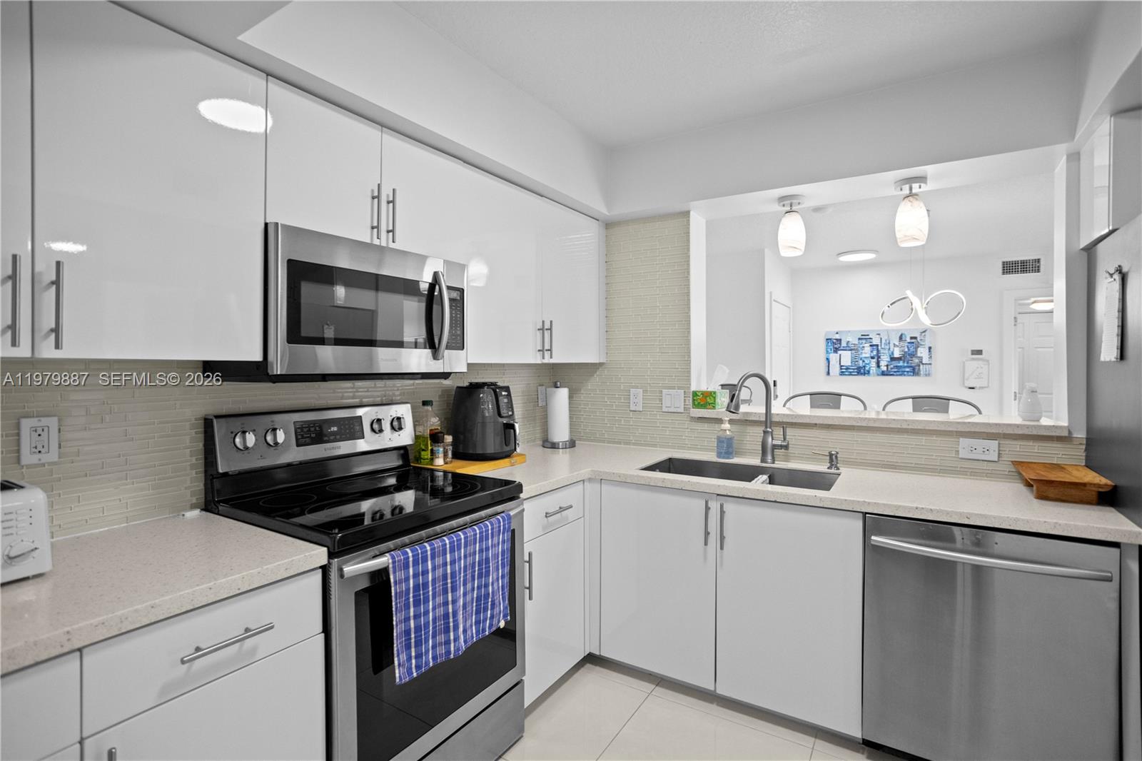529 E Sheridan Street 307 Property Photo 1
