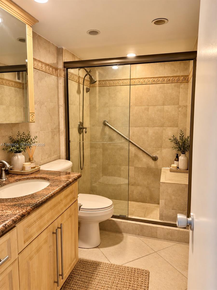5005 Collins Avenue 304 Property Photo 4