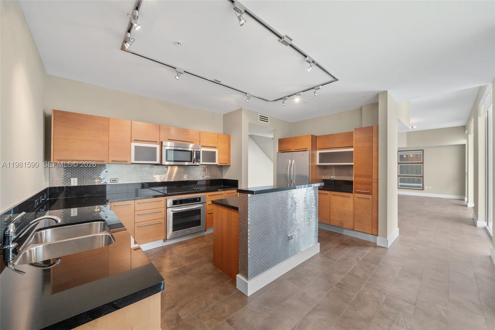 A11981590 Property Photo 10