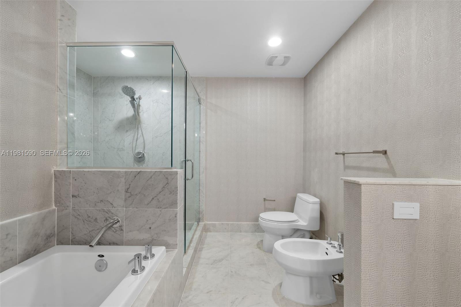 A11981590 Property Photo 16