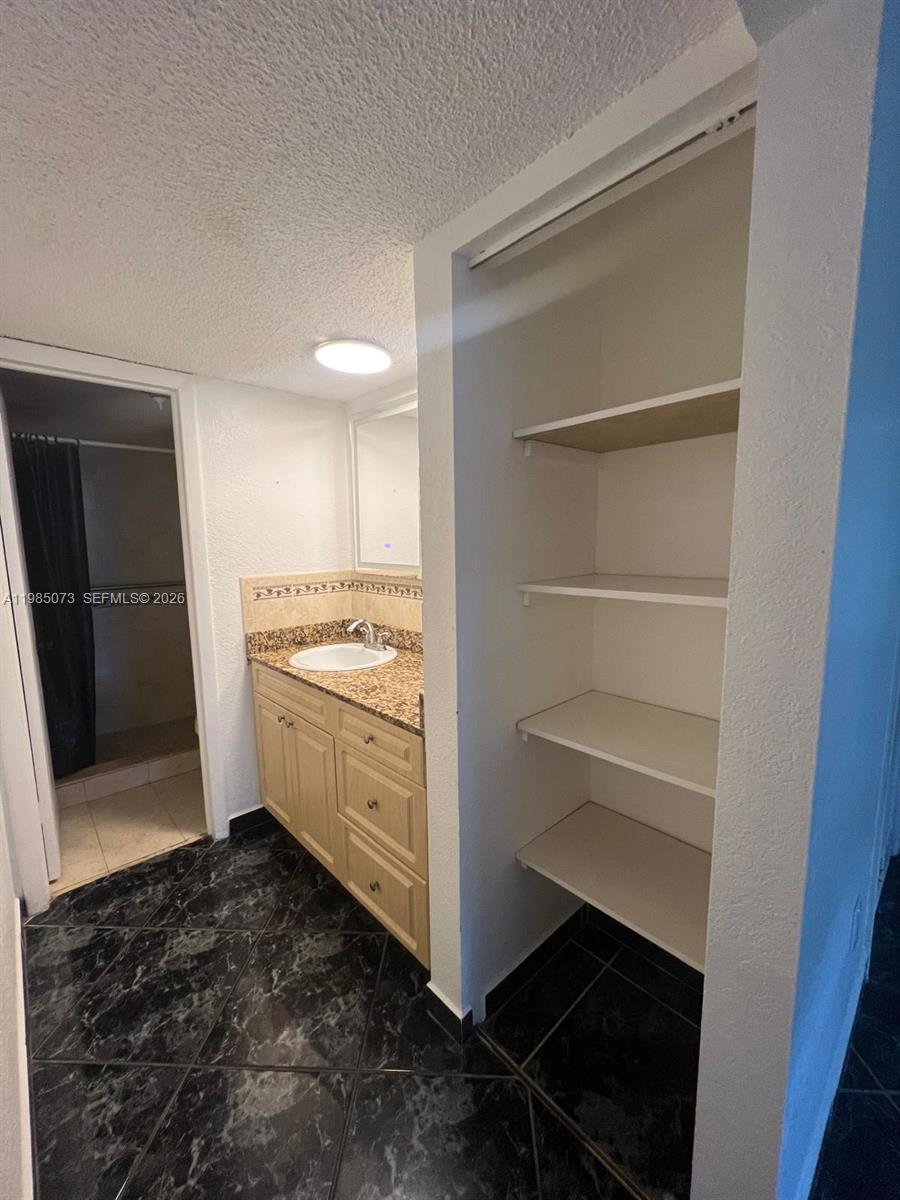 1900 W 68th Street D207 Property Photo 28