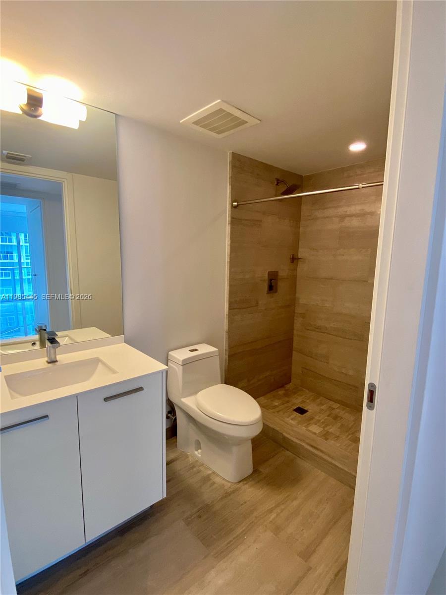 1300 Brickell Bay Drive 1903 Property Photo 8