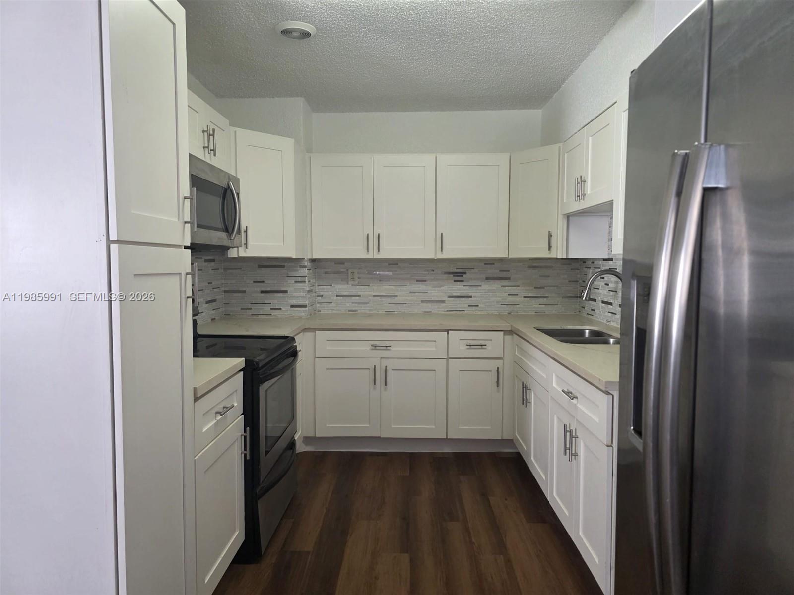 210 E 59th Street Property Photo 3