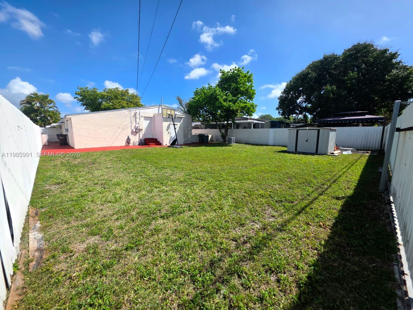 210 E 59th Street Property Photo 18