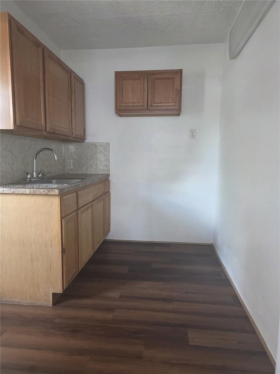210 E 59th Street Property Photo 23