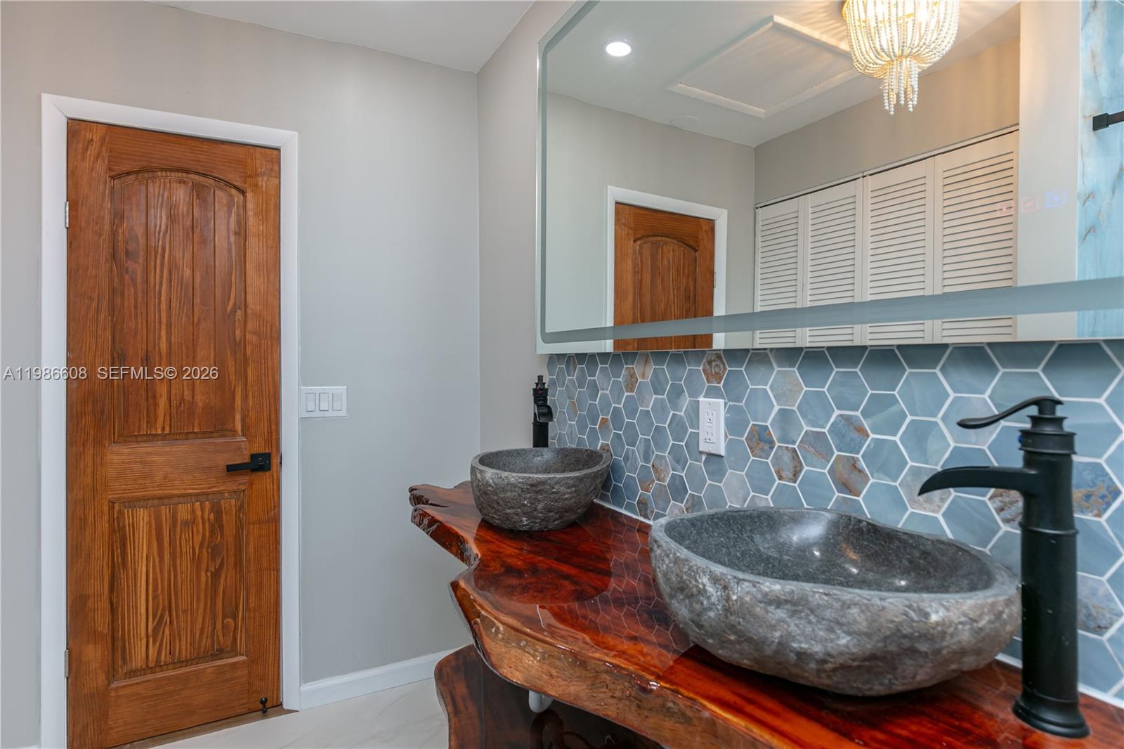1507 Harding Street Property Photo 6