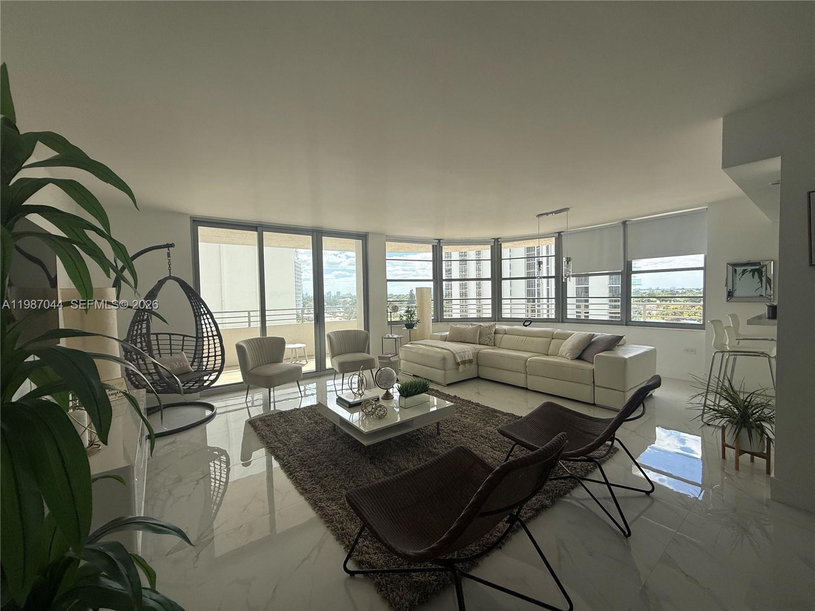 5555 Collins Avenue 8r Property Photo 3