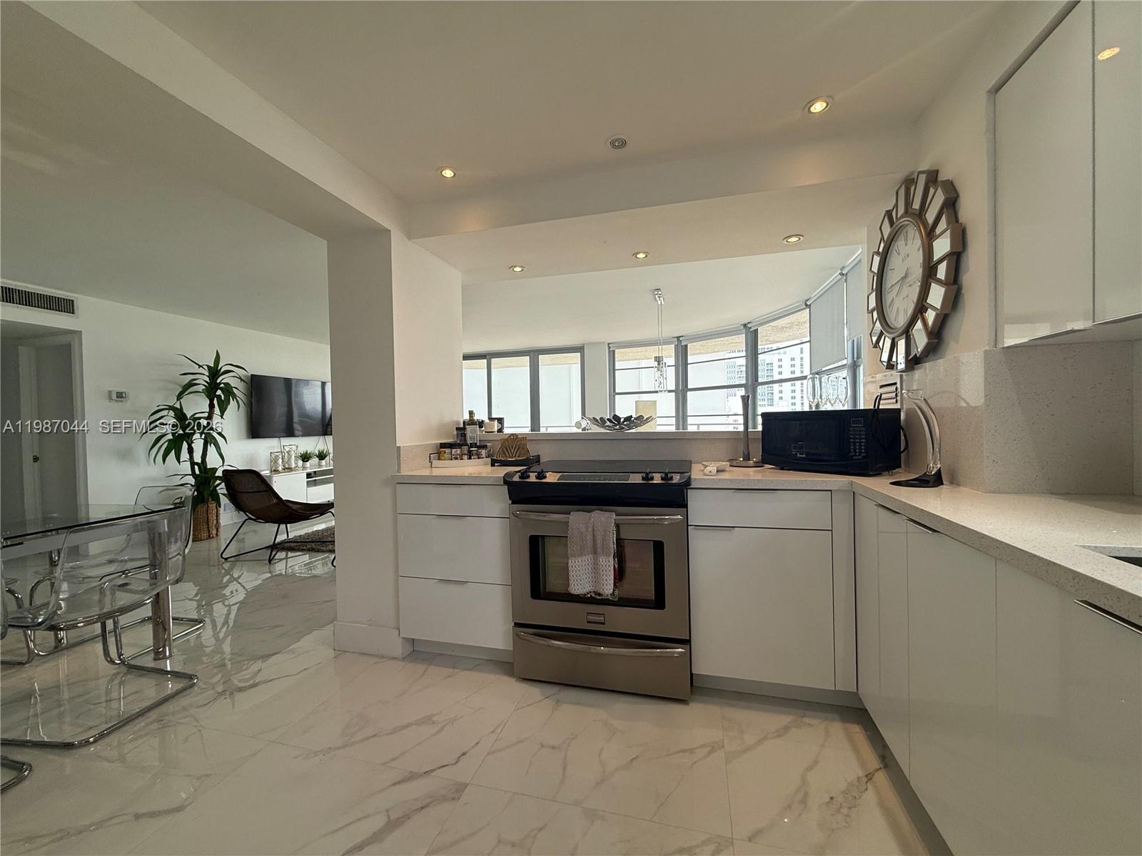 5555 Collins Avenue 8r Property Photo 16