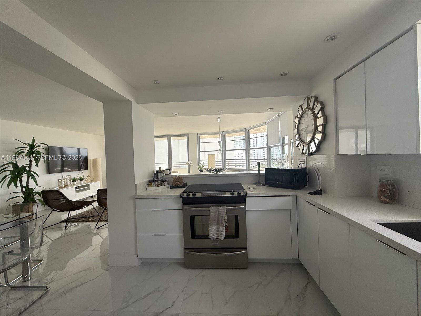 5555 Collins Avenue 8r Property Photo 17