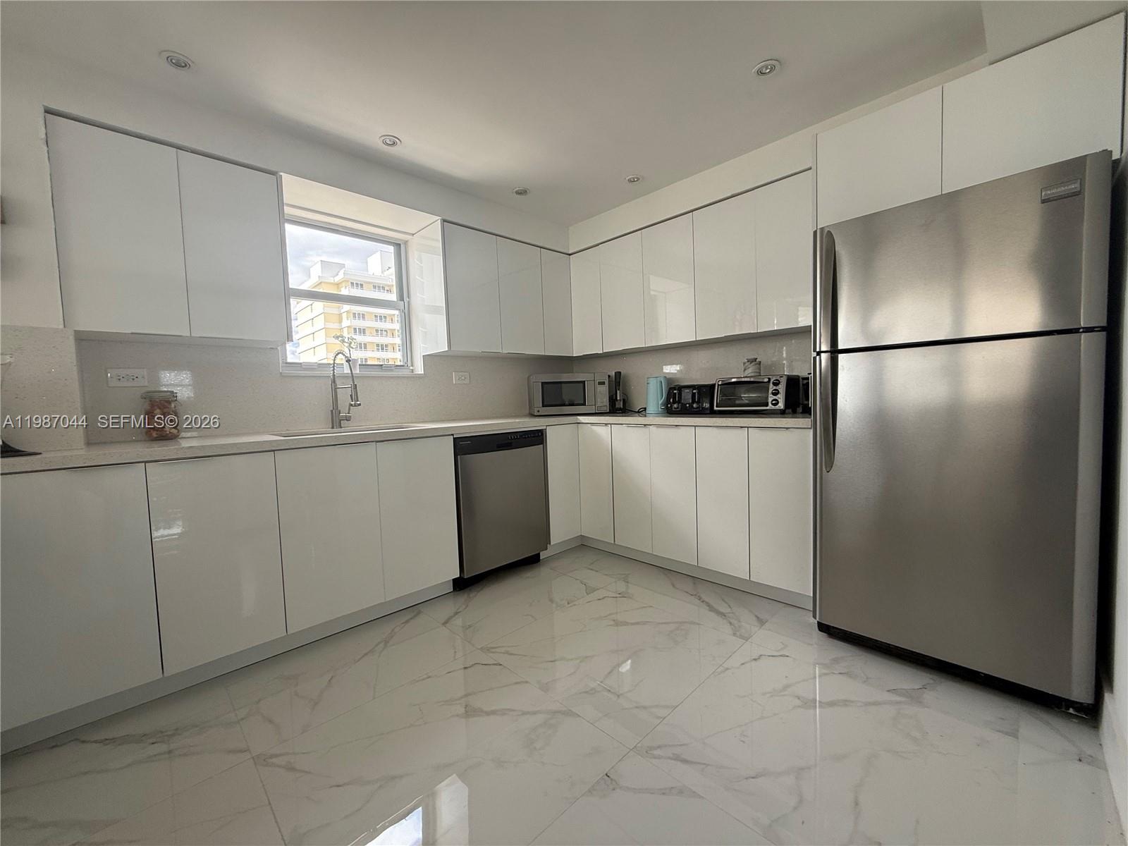 5555 Collins Avenue 8r Property Photo 19