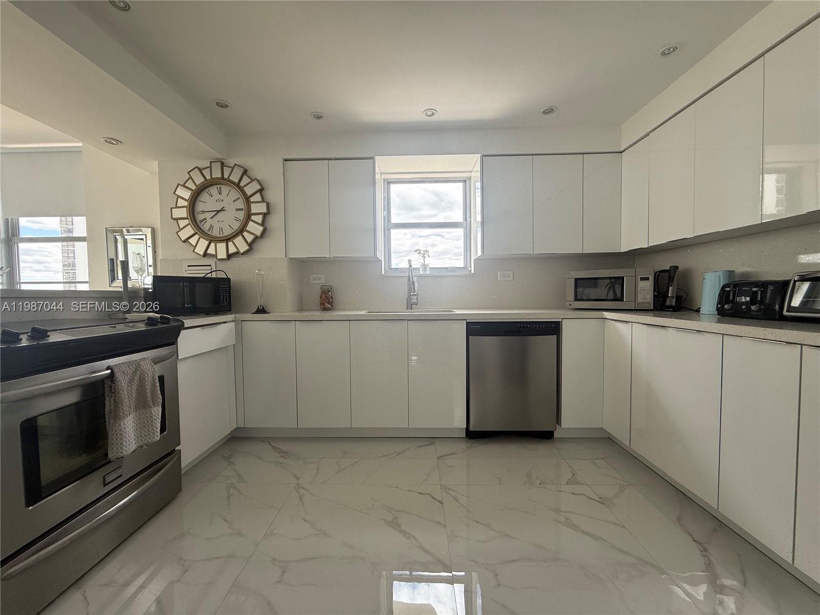 5555 Collins Avenue 8r Property Photo 22