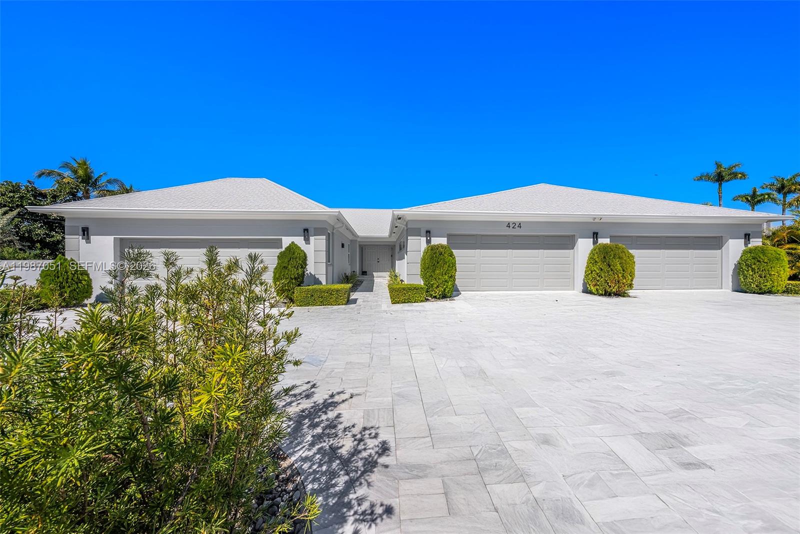 424 Alamanda Drive Property Photo 2