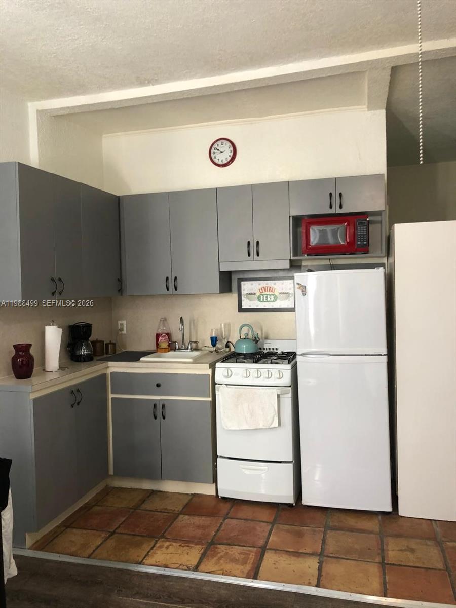 3710 Collins Avenue N-310 Property Photo 3