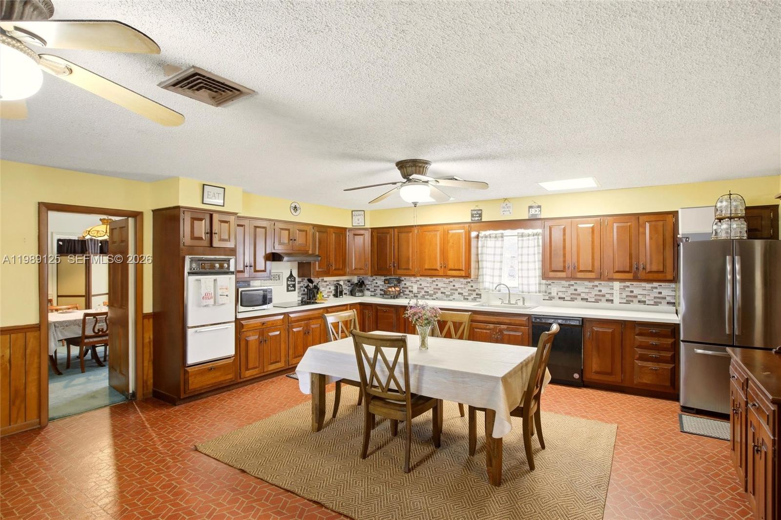 3903 Edison Avenue Property Photo 10