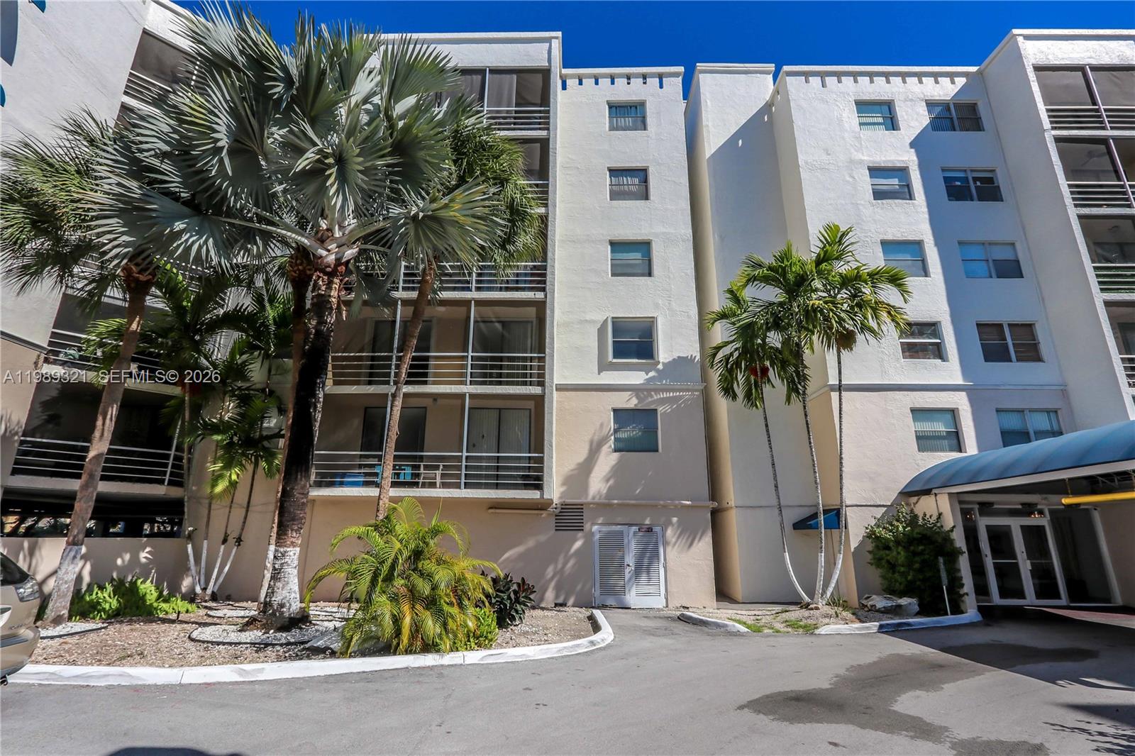 2821 N Miami Beach Boulevard 2k Property Photo 5