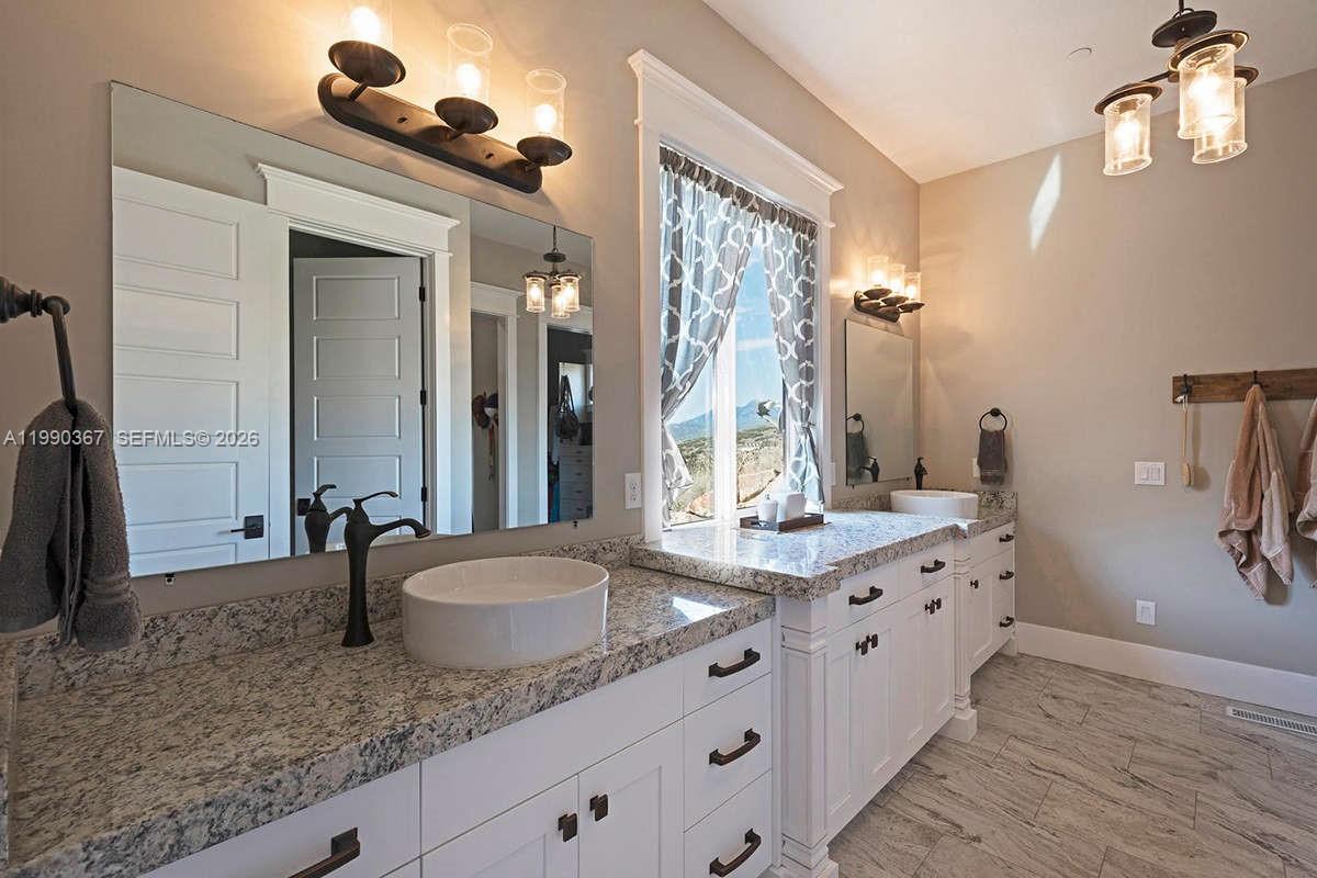 A11990367 Property Photo 17