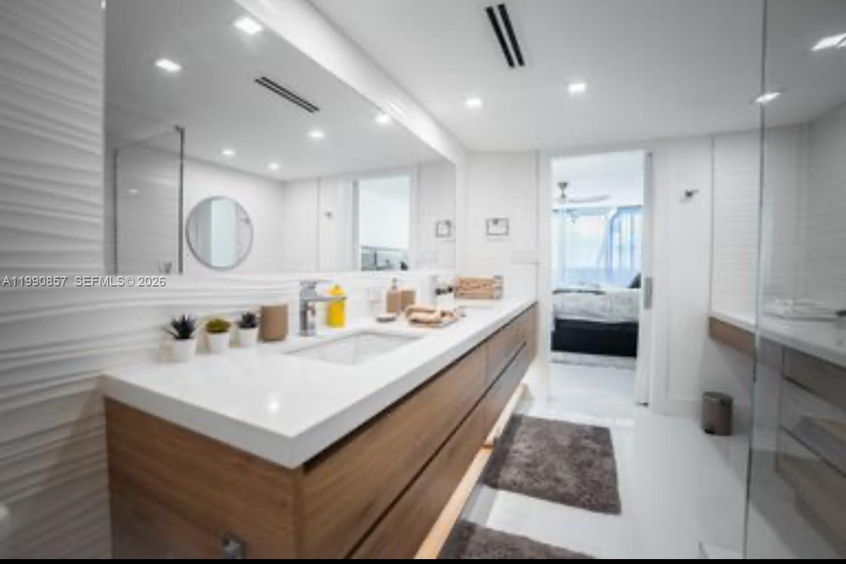 5600 Collins Avenue 14k Property Photo 19