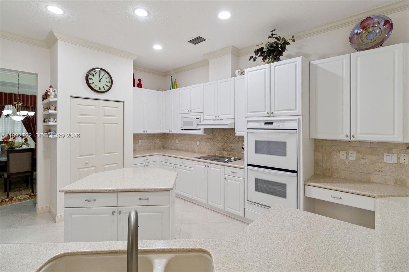A11992722 Property Photo 12