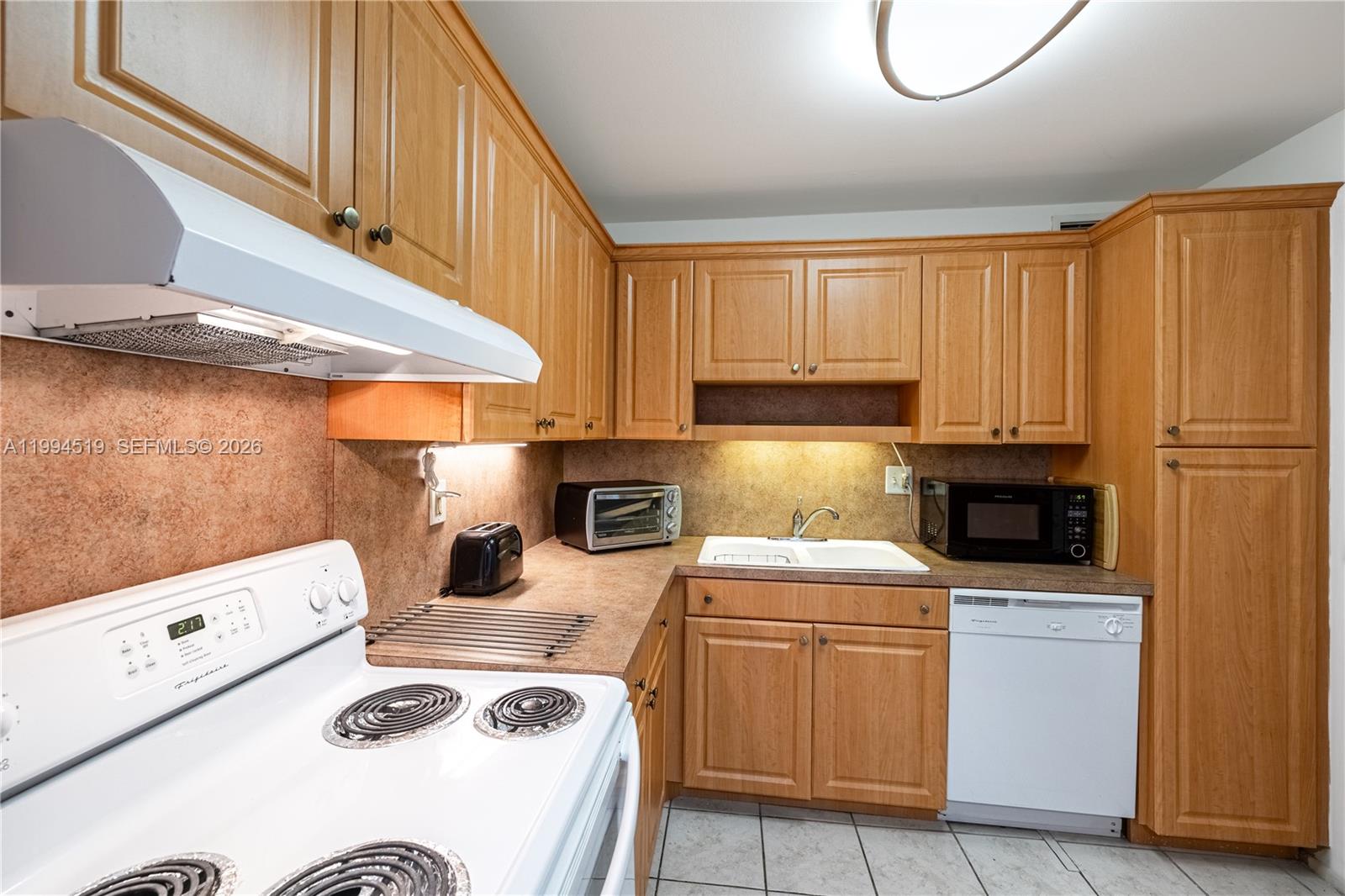 3180 S Ocean Drive 718 Property Photo 9