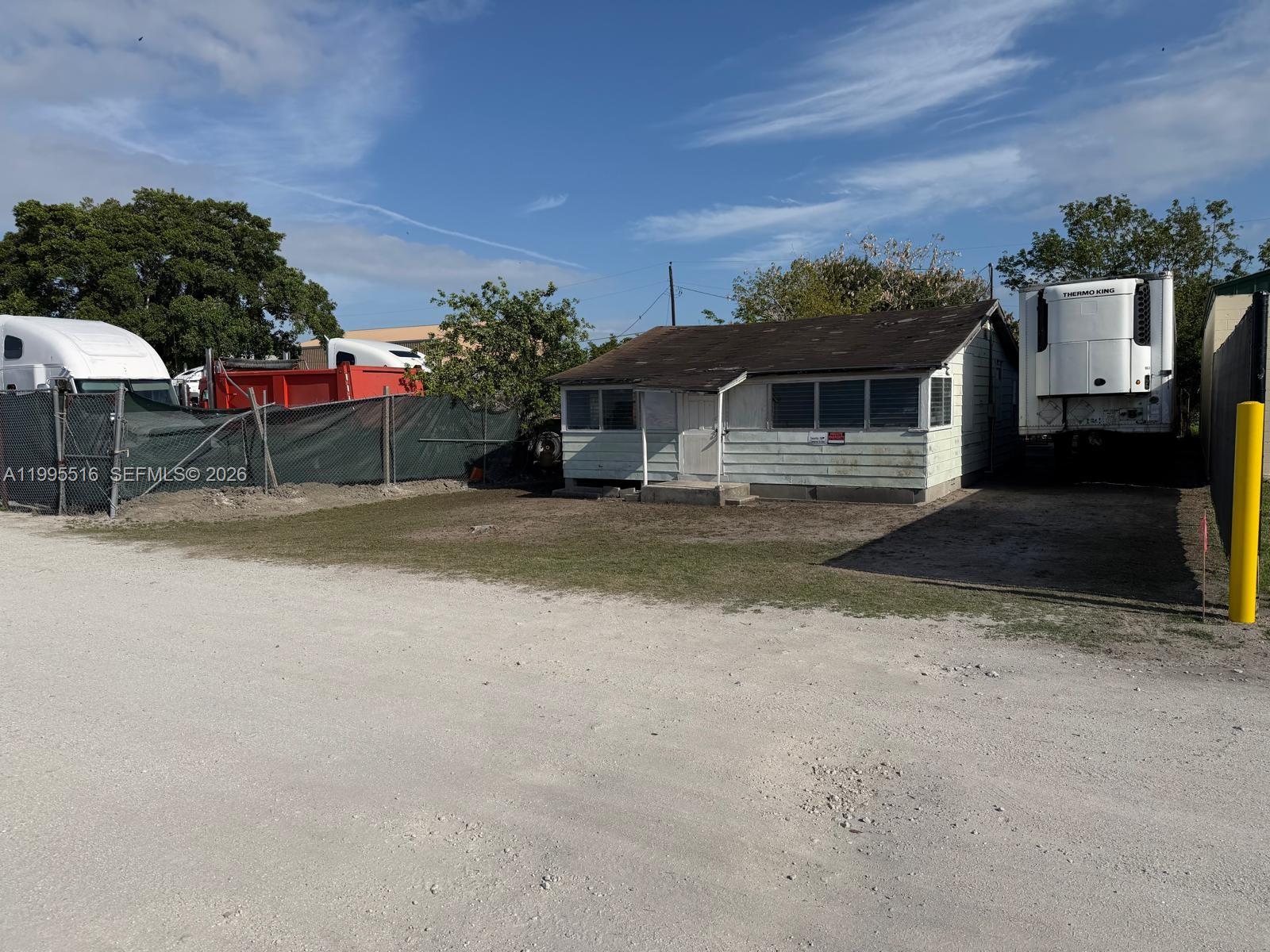 835 E Alverdez Avenue Property Photo 1