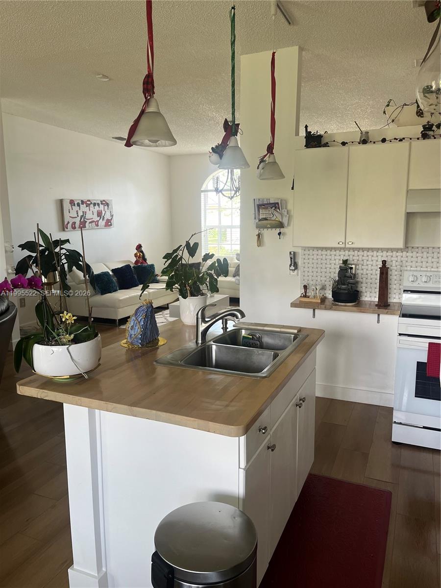A11995522 Property Photo 24