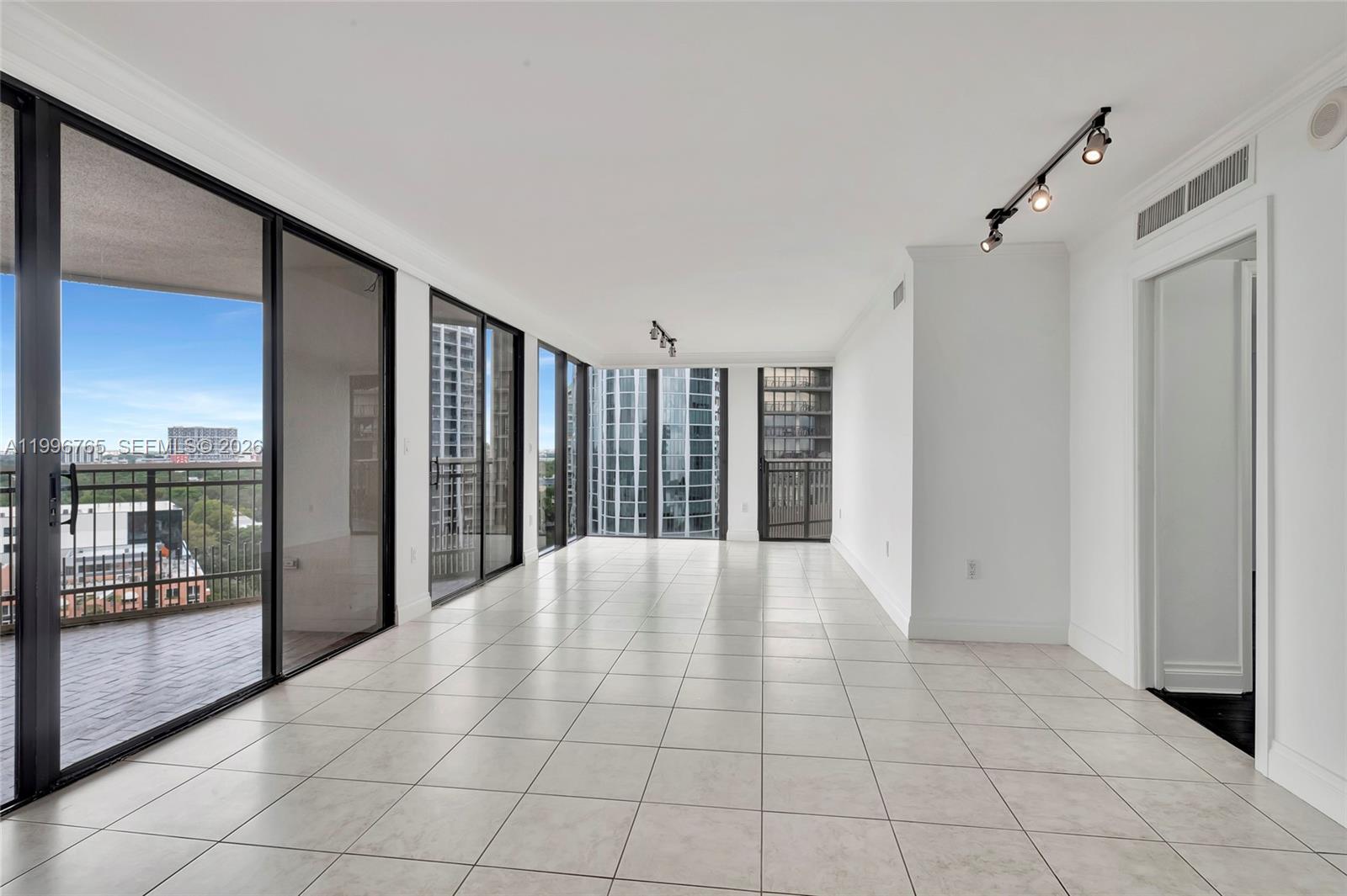 2901 S Bayshore Drive 16g Property Photo 1