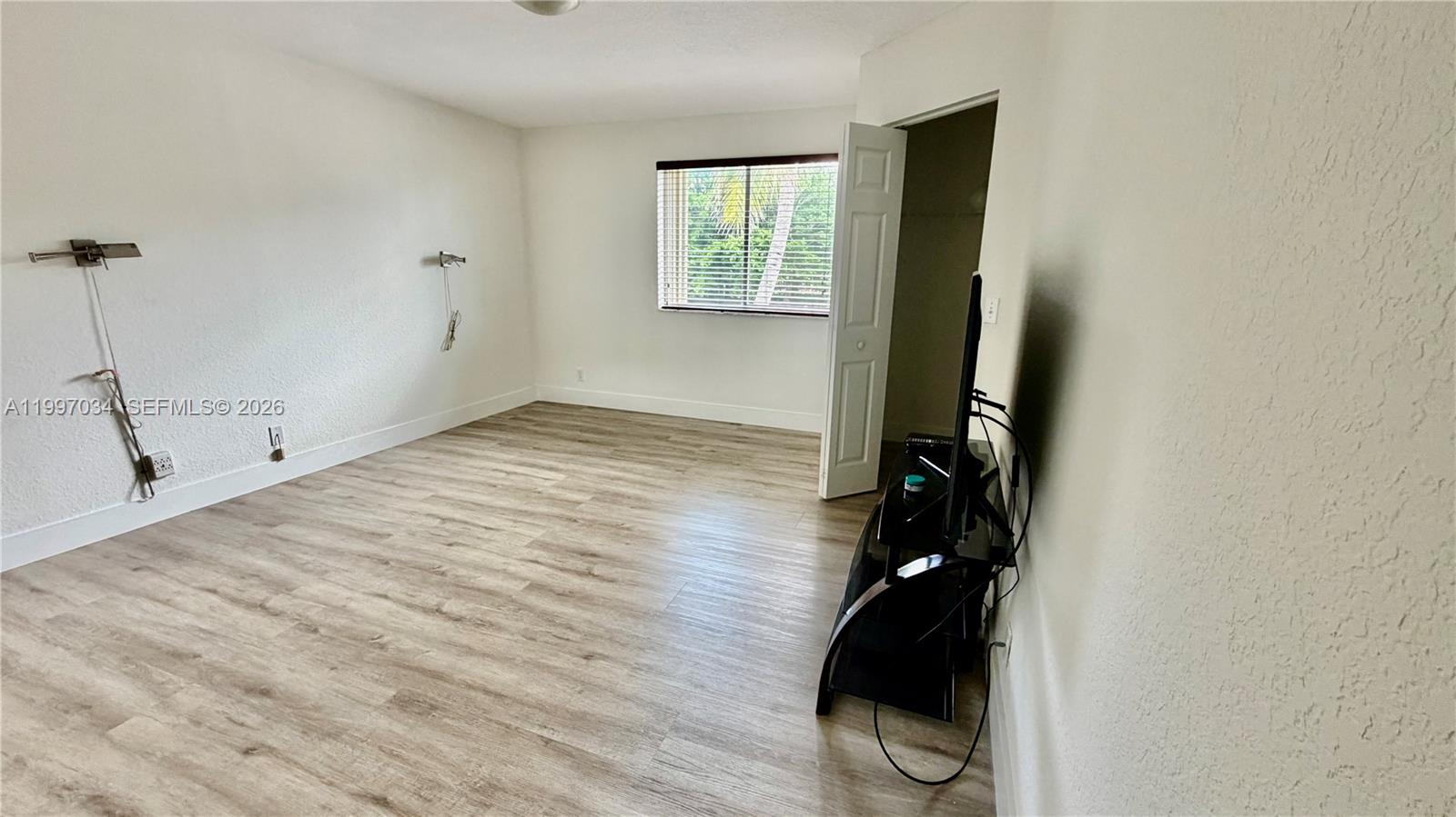 A11997034 Property Photo 10