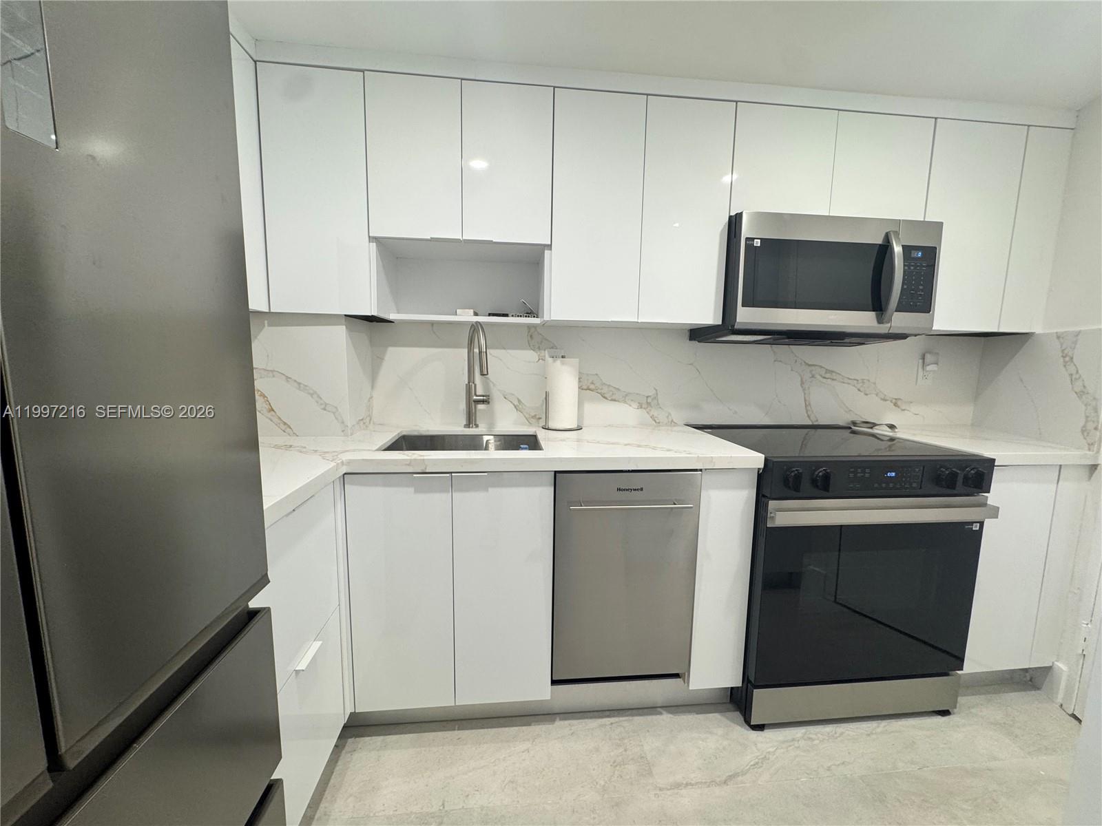 2899 Collins Avenue 424 Property Photo 5