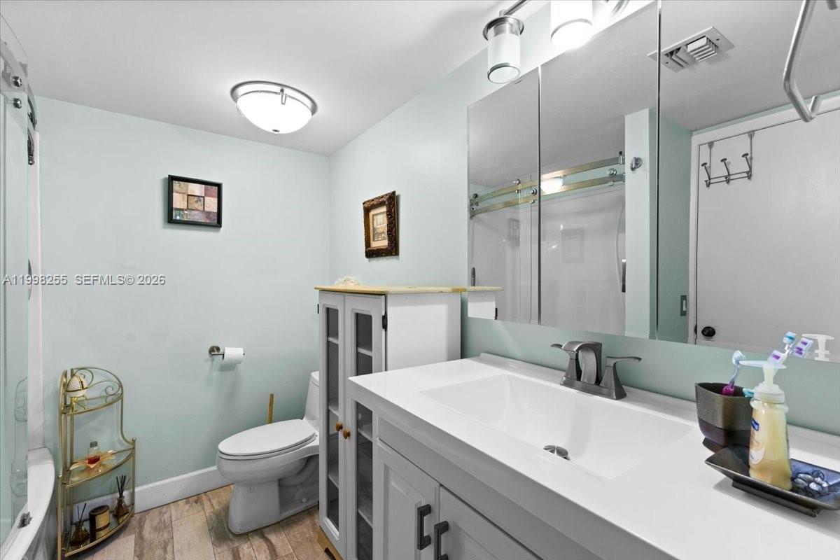 3047 N Oakland Forest Drive 204 Property Photo 13