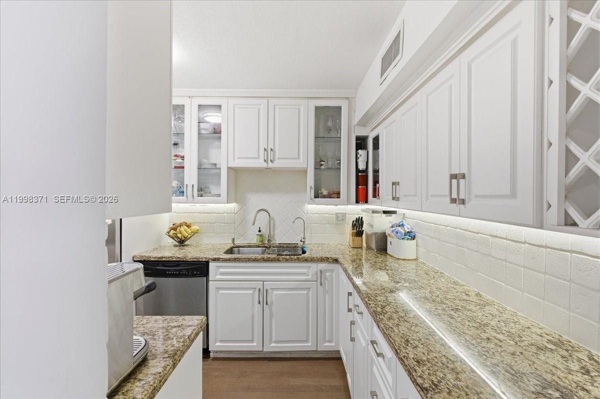 550 Ocean Drive 3h Property Photo 24